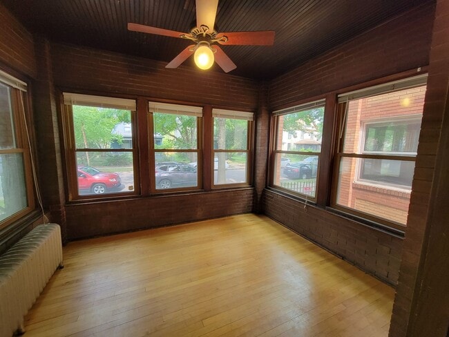 Building Photo - Lovely 2Br / 1Ba South Uptown Condo w/ Hardwood Floors, Sunroom, Fenced Backyard!