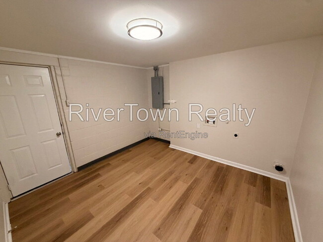 Building Photo - 1327 Busby Ave