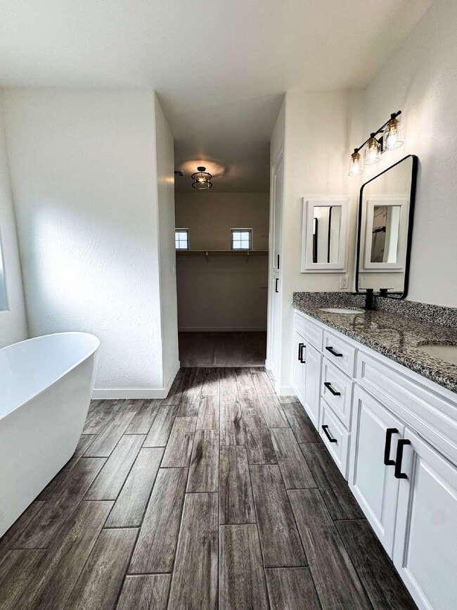Building Photo - "Spacious 4-Bedroom, 2-Bathroom Home in Yu...