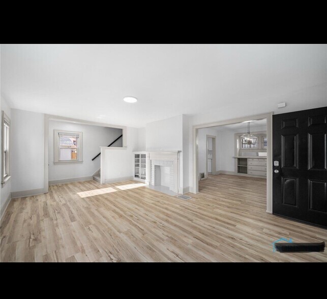 Living room - 476 Shasta Dr