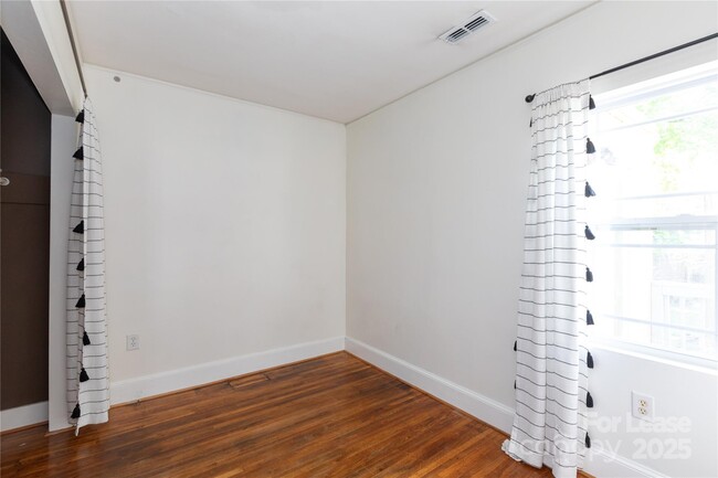 Building Photo - 3440 Oakwood Ave