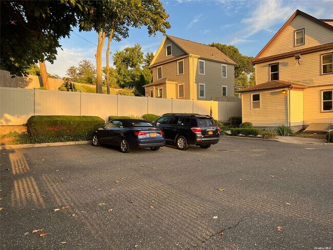 Building Photo - 51 Elm St