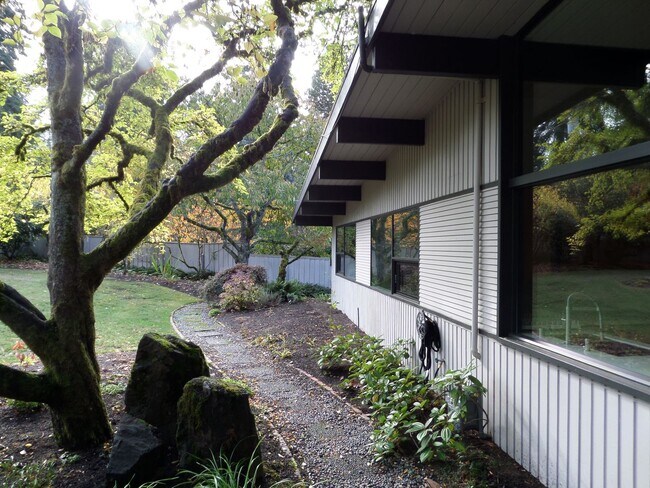 Building Photo - Incredible 3-Bedroom Mid-Century Stunner on Mercer Island! Huge Yard and Central A/C!!