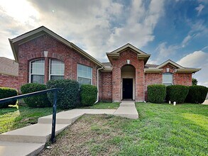 Building Photo - Charming 3-Bed, 2-Bath Home in Dallas with Garage Parking