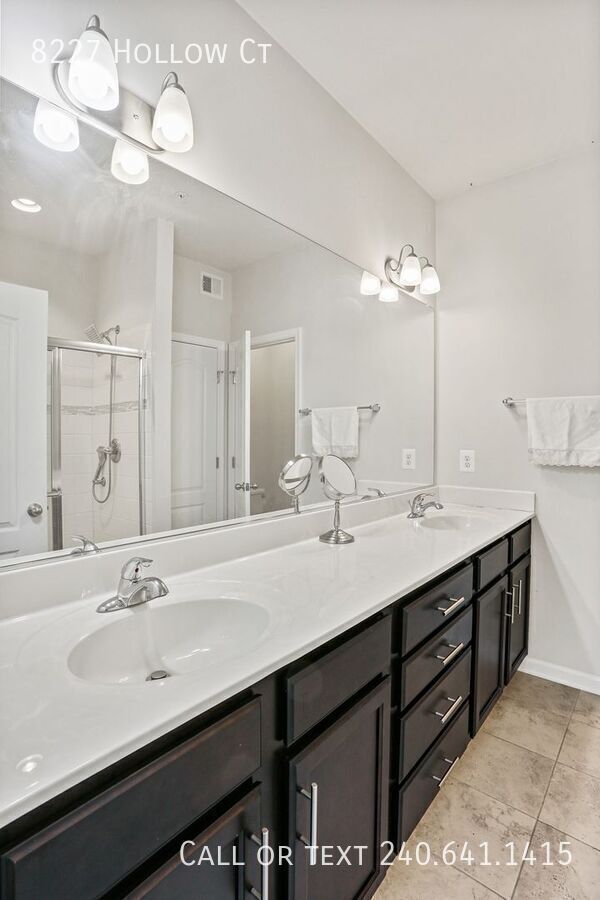 Building Photo - 8227 Hollow Ct
