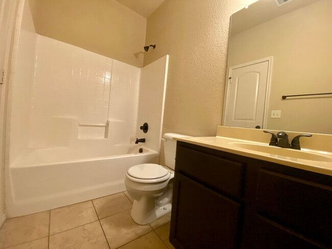 Building Photo - Move In Ready Duplex