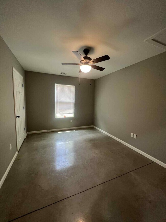 Building Photo - 206-208 N Wall Duplex