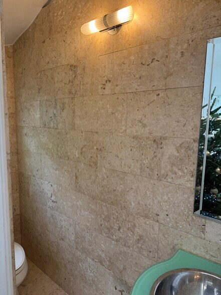 Building Photo - 4023 N Meridian Ave