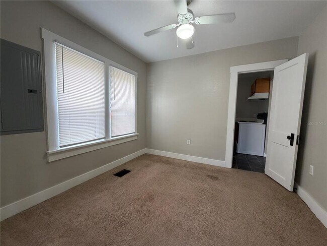 Building Photo - 18 E Golf Links Ave