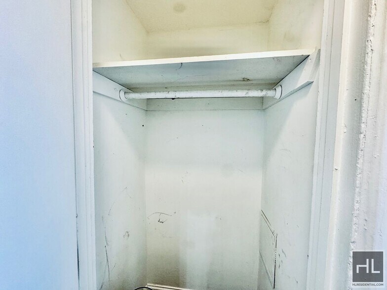 Building Photo - 79 STREET Stunning 2 bedroom close to all