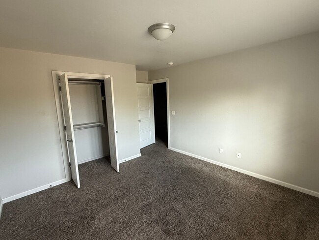 Building Photo - Amazing 3 bed 2 bath duplex near NW 122nd St