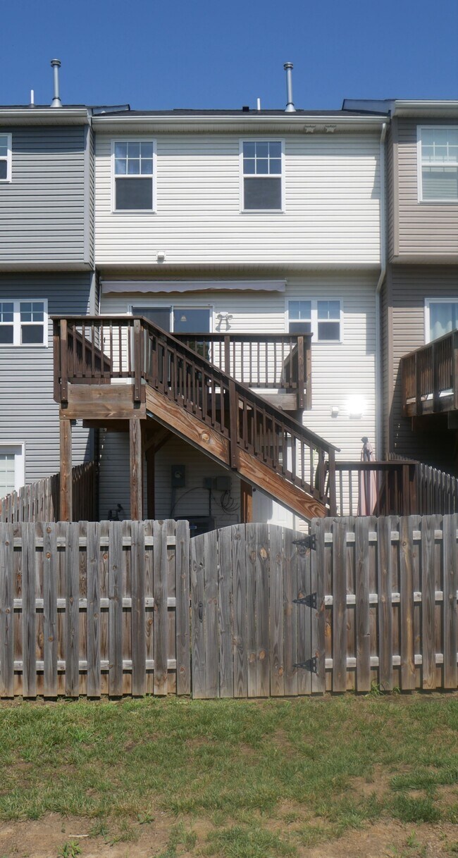 Building Photo - 2517 Drake Ln
