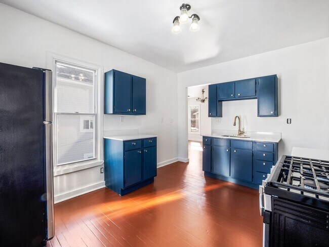 Building Photo - 937 Thomas Ave W