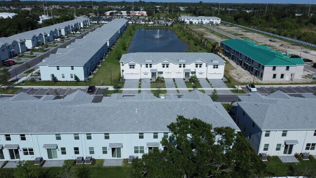 Building Photo - 492 Salisbury Cir