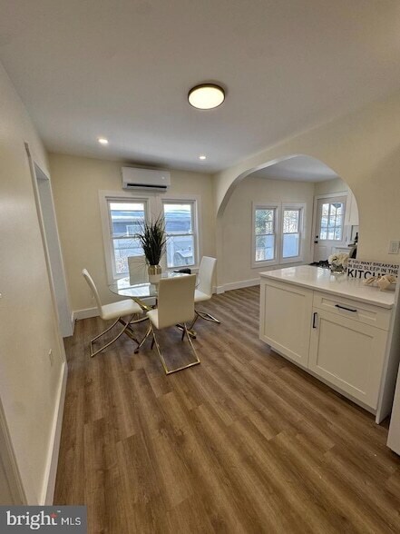 Building Photo - 11 Gentian St