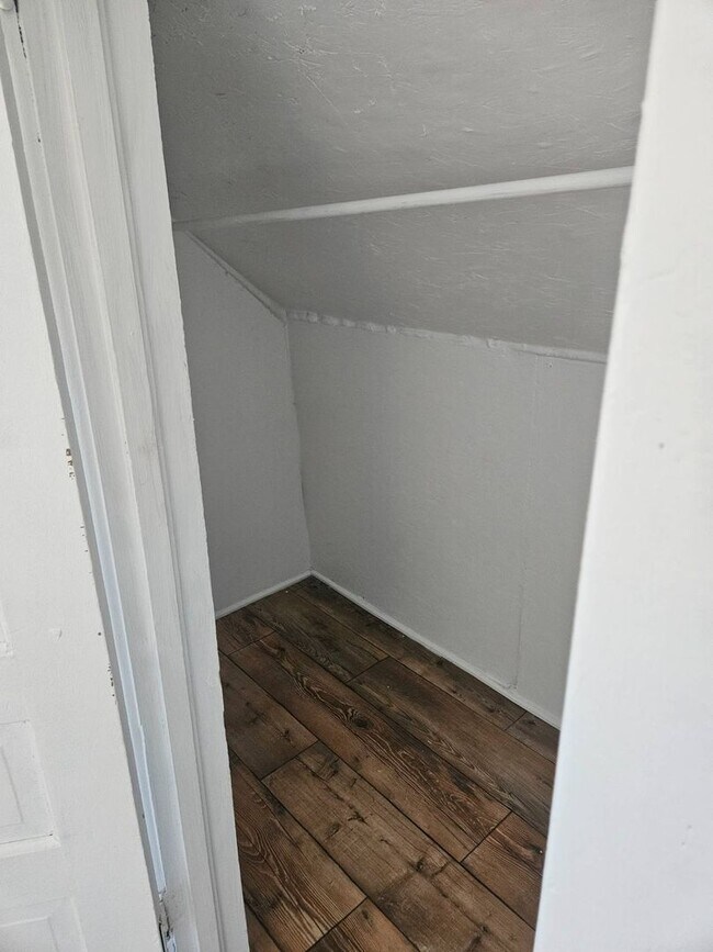 Building Photo - WOW! Look at this property ! You cant beat this price!