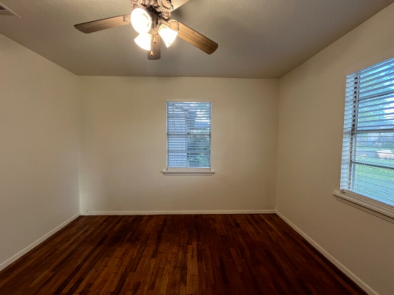 Building Photo - 102 E Pecan St