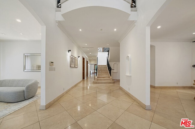 Building Photo - 9033 Cresta Dr