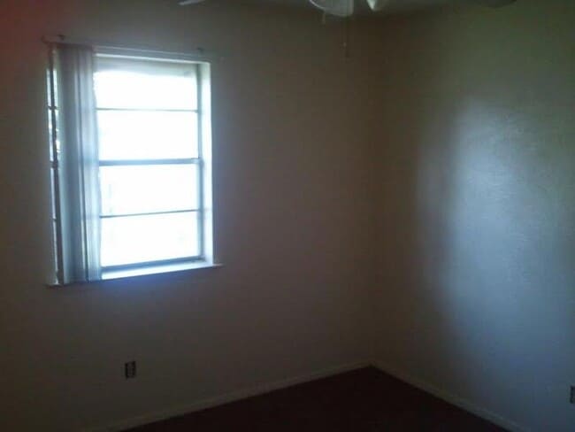 Building Photo - Pet Friendly 3 Bed, 2 Bath Brick Duplex : Easy to Qualify, Quiet Cul-de-Sac Location