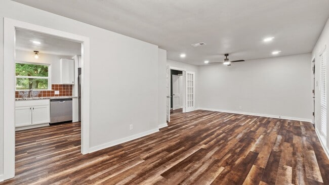 Building Photo - 406 E 25th St