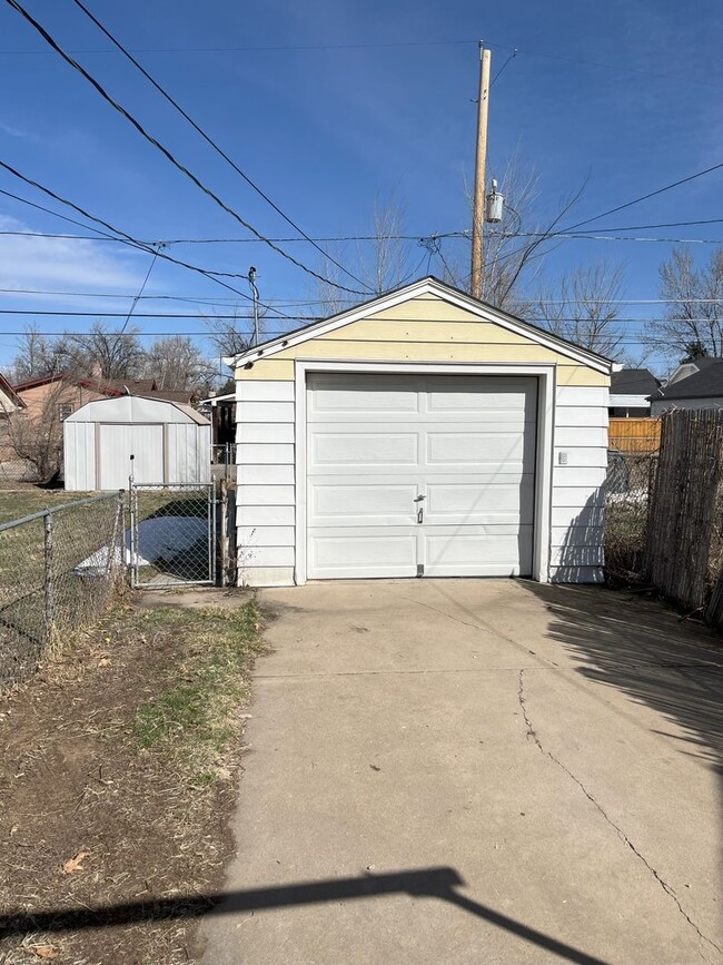 Building Photo - Cute 3 Bedroom 2 Bathroom home in Englewood.