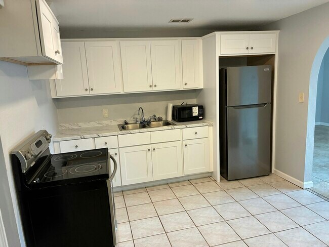 Building Photo - 202 Essex Dr