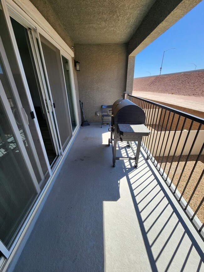 Building Photo - Charming 3BR/2.5BA Home in Las Vegas – Uti...