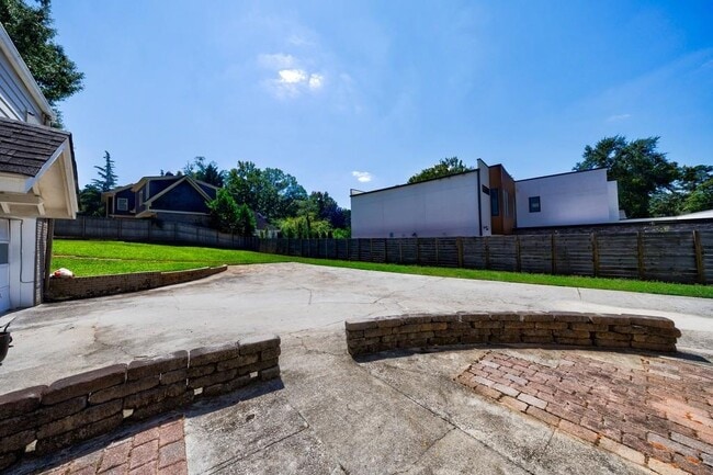 Building Photo - 65 Spruell Springs Rd