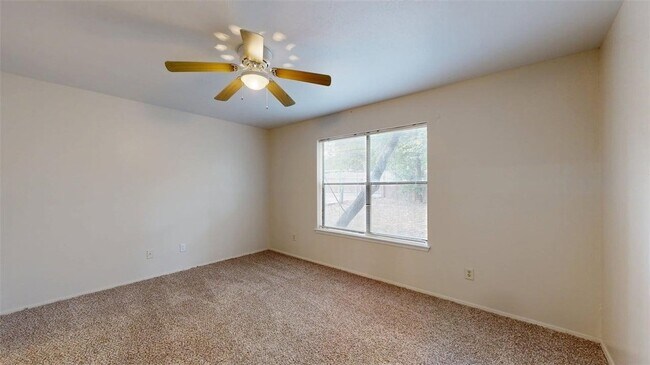 Building Photo - 301 Manuel Dr