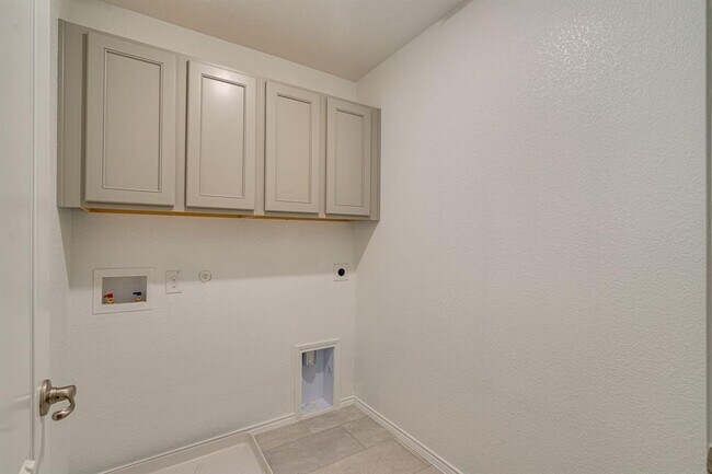 Building Photo - 3404 Becker Dr