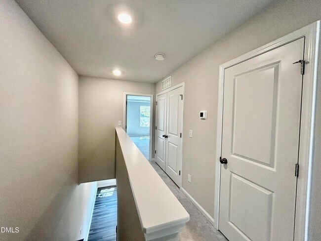 Building Photo - 154 Paramount Dr