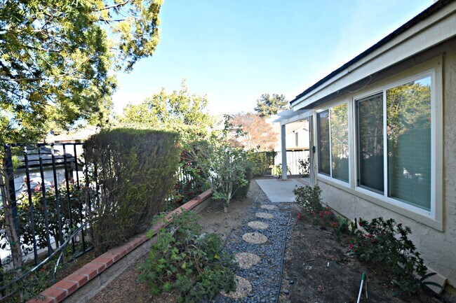 Building Photo - Gorgeous and Bright 2BR/2BA Home perfect f...
