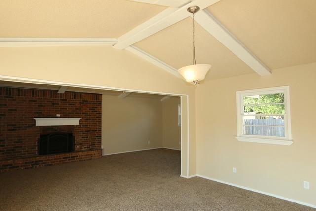 Building Photo - Half off First Full Month's Rent! /Fantastic Updated Home