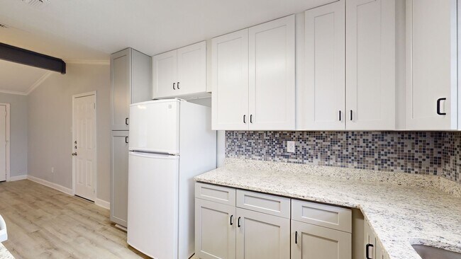 Building Photo - REMODELED 3 bedroom, 1.5 bath, 1 car garage home minutes away from the airfield!