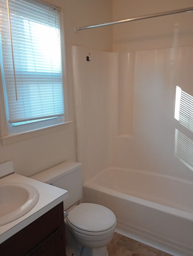 Building Photo - 2 Bedroom, 2 Full Bath Single Family Home ...