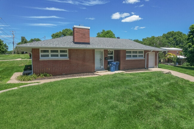 Building Photo - 2401 Willow Dr
