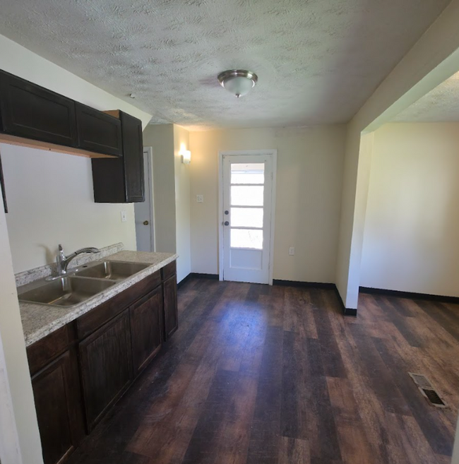 Building Photo - Single Family Home 2 beds 1 bath Available...