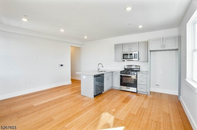 Building Photo - 100 North Ave