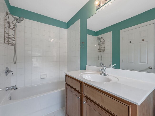 Building Photo - 3 bedroom 3 bath  Townhouse in Cobblestone...
