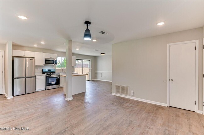 Building Photo - 1831 Cottonwood Dr