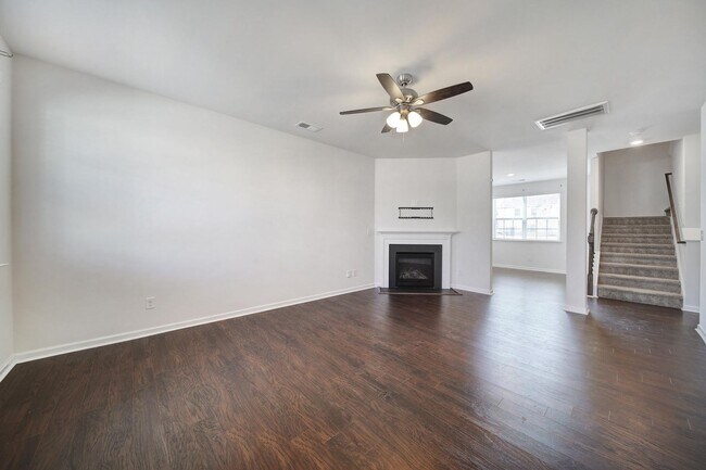 Building Photo - Beautiful 4 Bed 2 and a Half Bath Home in Charlotte!