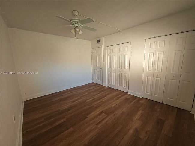 Building Photo - 10907 N Kendall Dr
