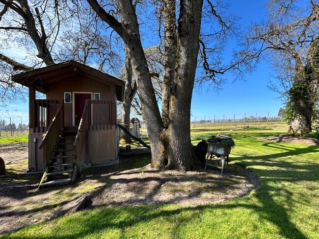 Building Photo - Large Single Family Home in Country with Office