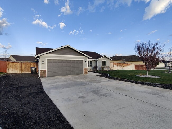 Building Photo - Great West Richland Location