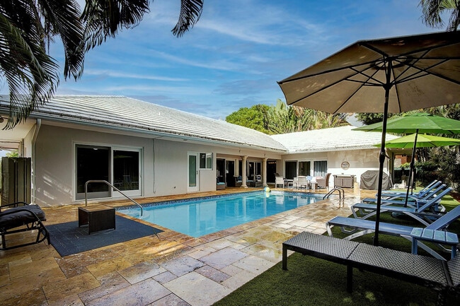 Building Photo - 2325 Barcelona Dr