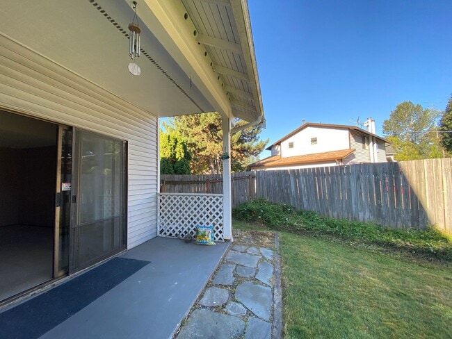 Building Photo - 674