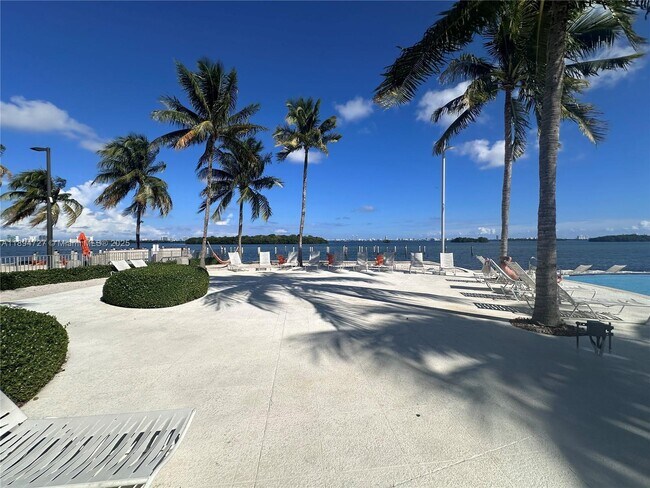 Building Photo - 650 NE 64th St