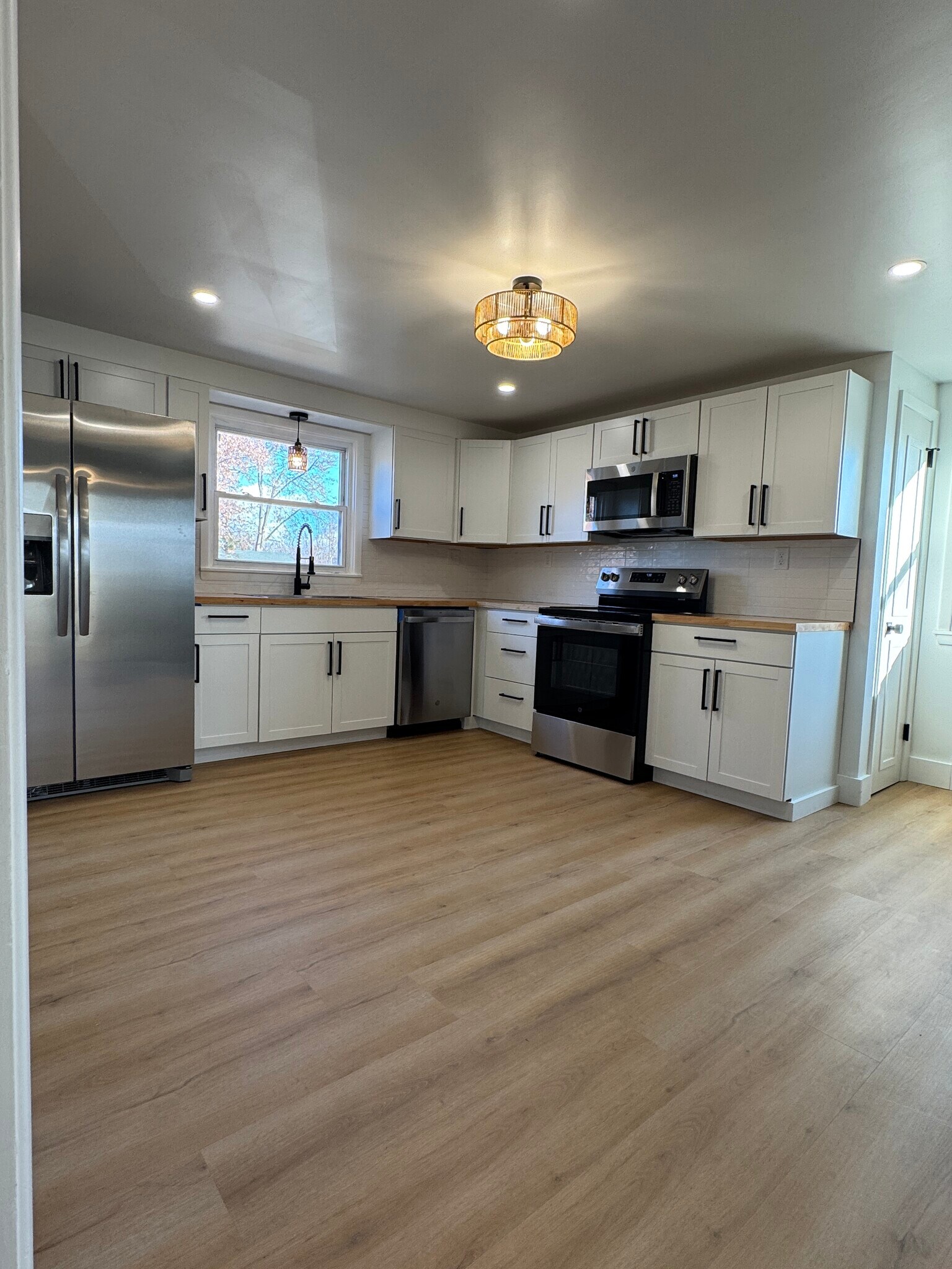 Kitchen - 249 Dunlop Ave