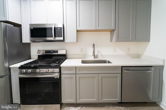 Building Photo - Move In Ready 2 BD 1 BA close to Metro, Sh...