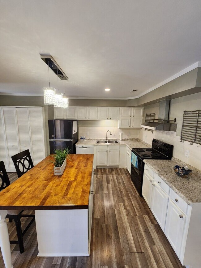 Building Photo - Chapel Hill / Finley Forest Townhouse AVAIL